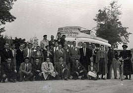 Miembros de la Peña Cigaleña, en un desplazamiento a Valladolid para animar al Racing en 1950.