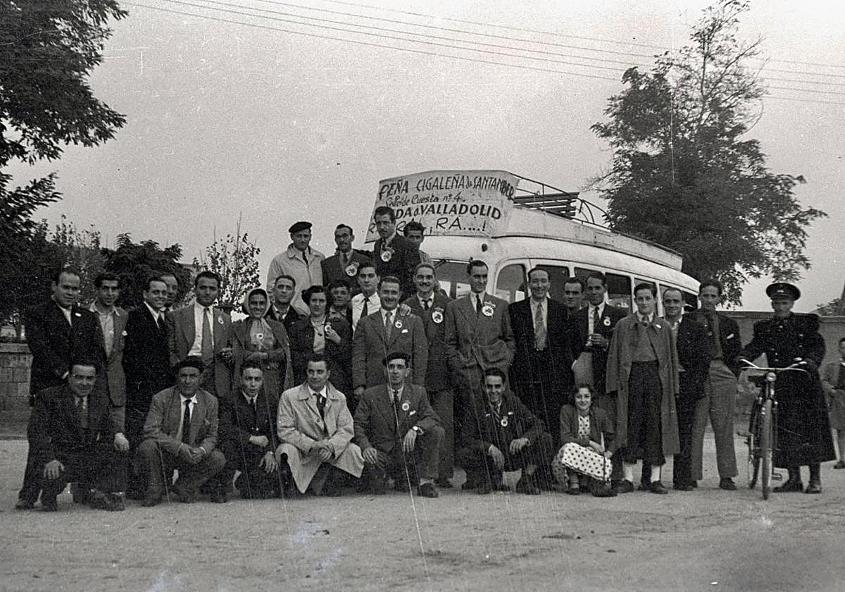 Miembros de la Peña Cigaleña, en un desplazamiento a Valladolid para animar al Racing en 1950.