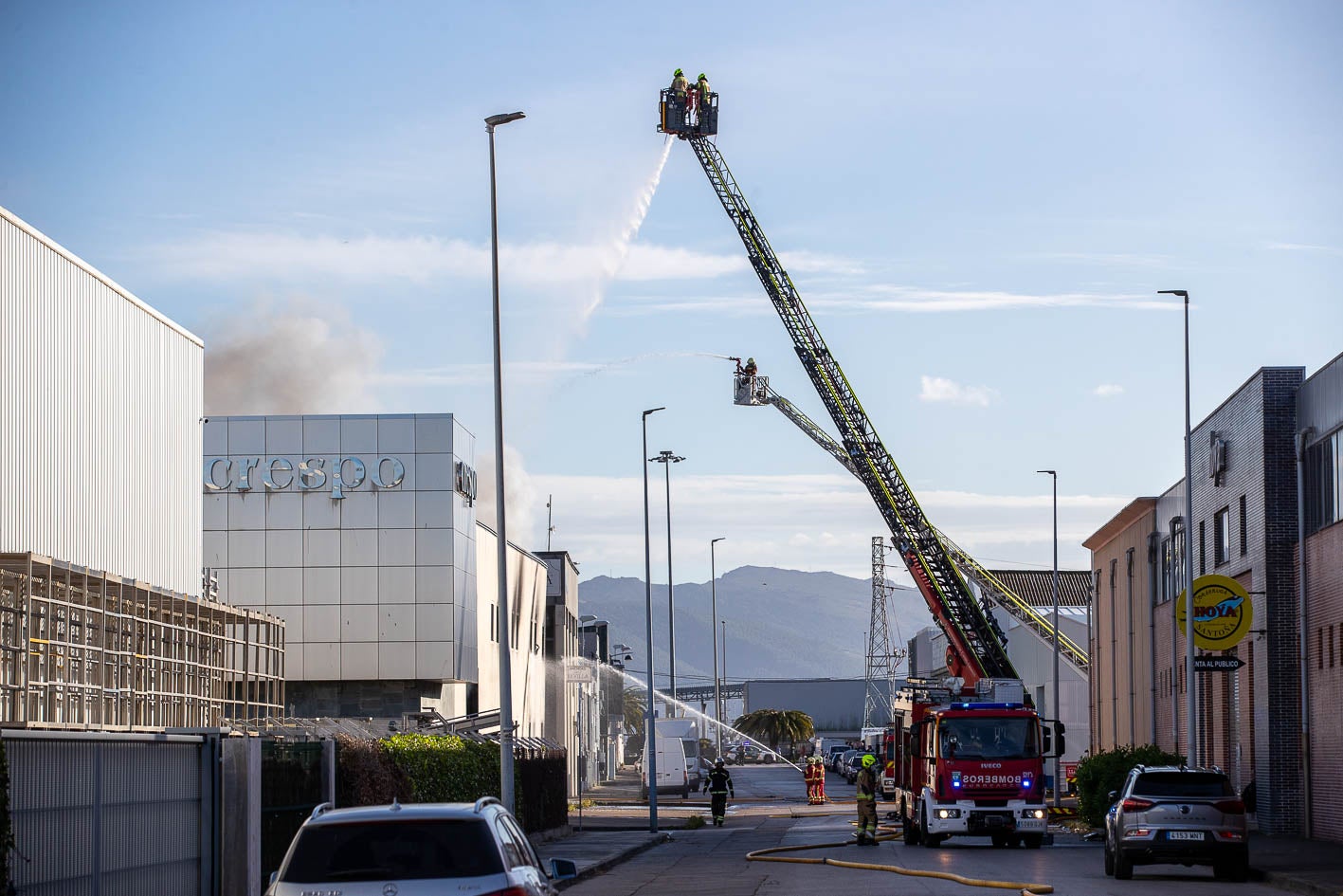 Las autoescalas llegaron desde varios cuerpos de bomberos para sofocar el fuego desde arriba