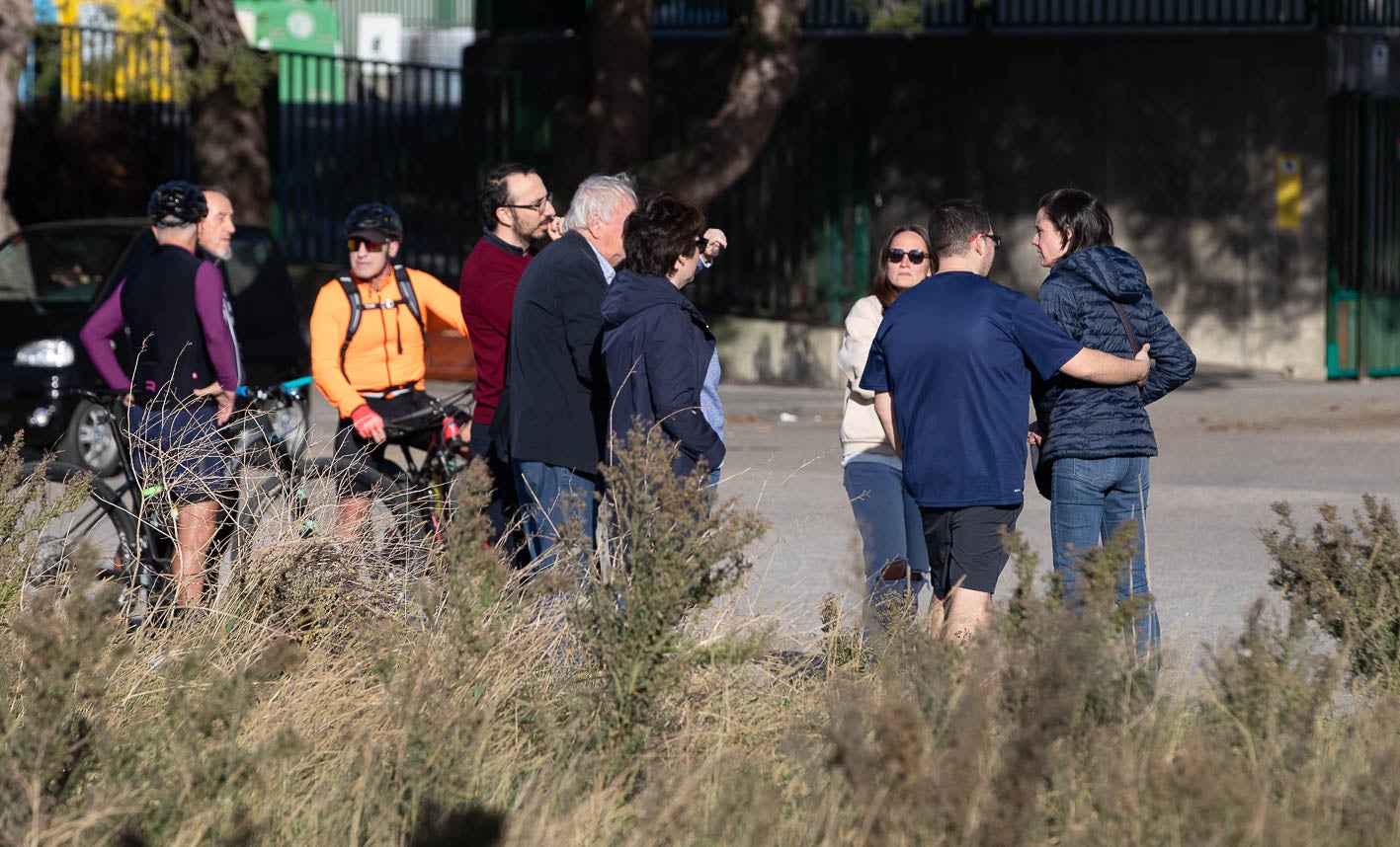 Varias personas consuelan a Julia Crespo, dueña de la conservera