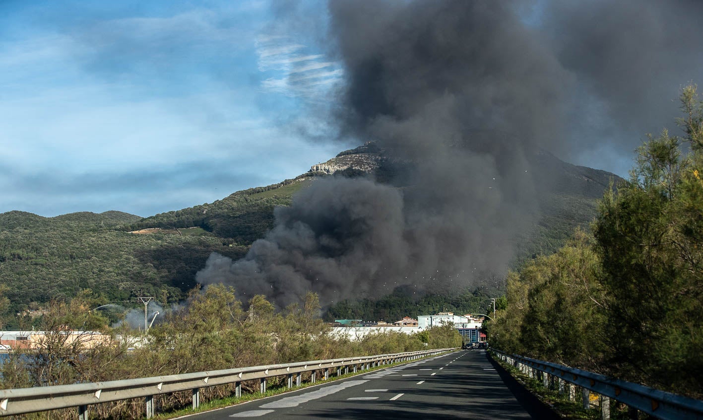 El hummo visto desde la carretera de Los puentes