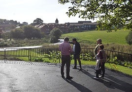 El alcalde con los vecinos visita el vial restaurado.