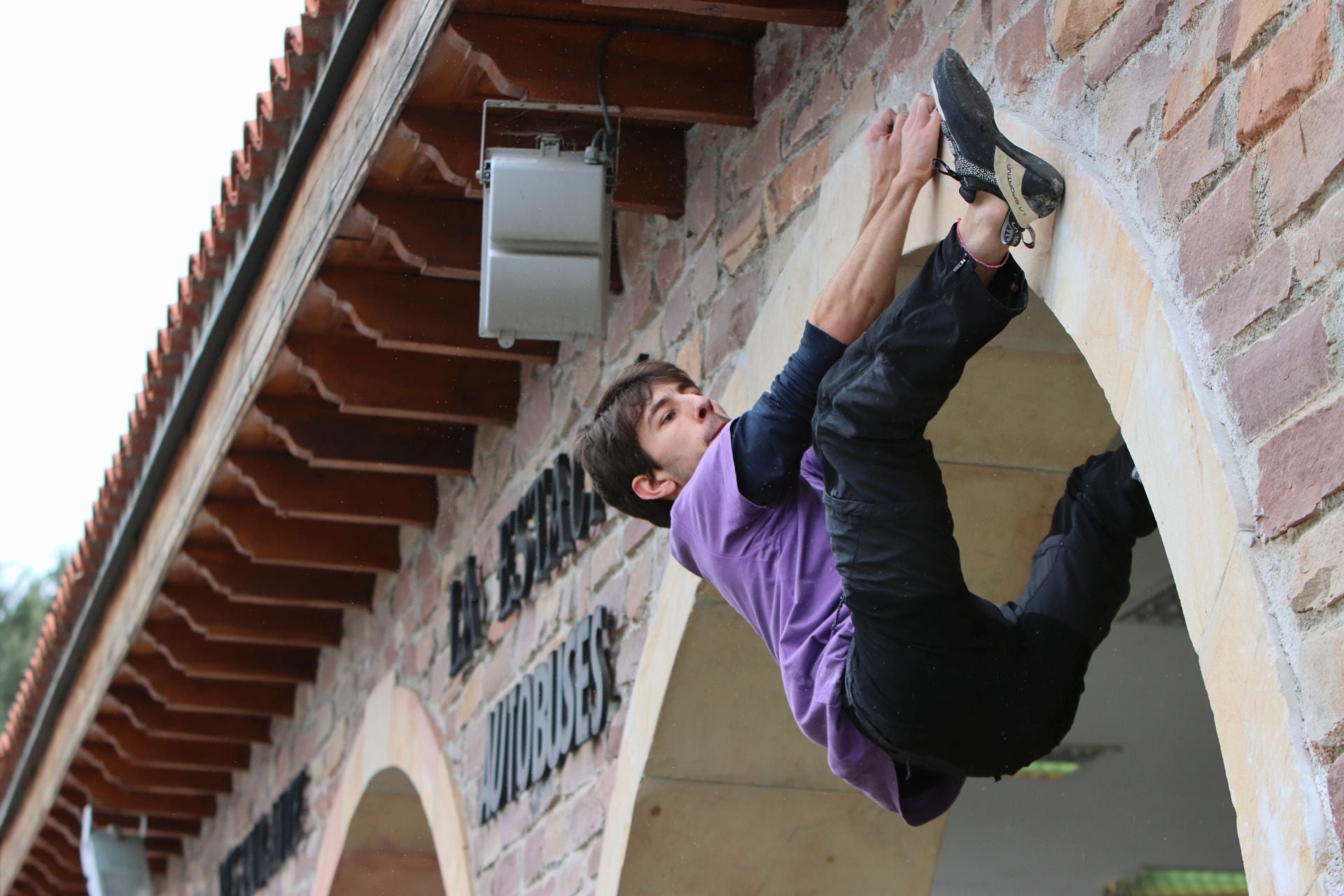 No se podía tocar la cara interna del arco, la que da al restaurante. Por eso había que planificar muy bien los movimientos.