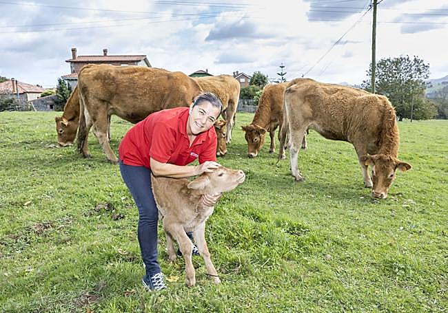 La ganadera Ana Isabel Ríos, con un ternero de su explotación en Pámanes