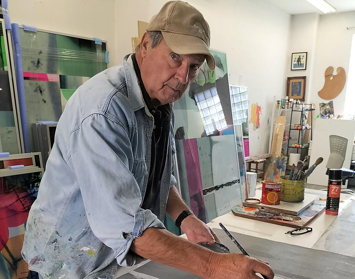 El arista en su estudio. Abajo, una de las obras que expondrá.