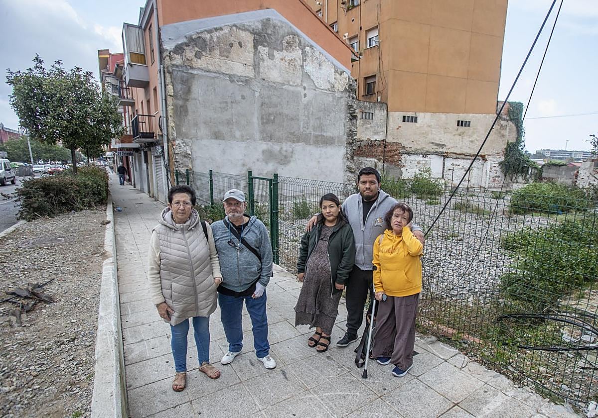 Un año después. Los vecinos que resultaron gravemente heridos por saltar desde la primera planta del edificio se reúnen un año después en el solar donde antes estaban sus viviendas.