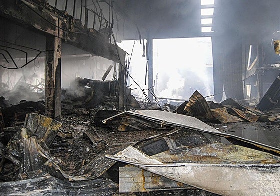 Estado que presenta la fábrica Crespo de Santoña tras el voraz incendio