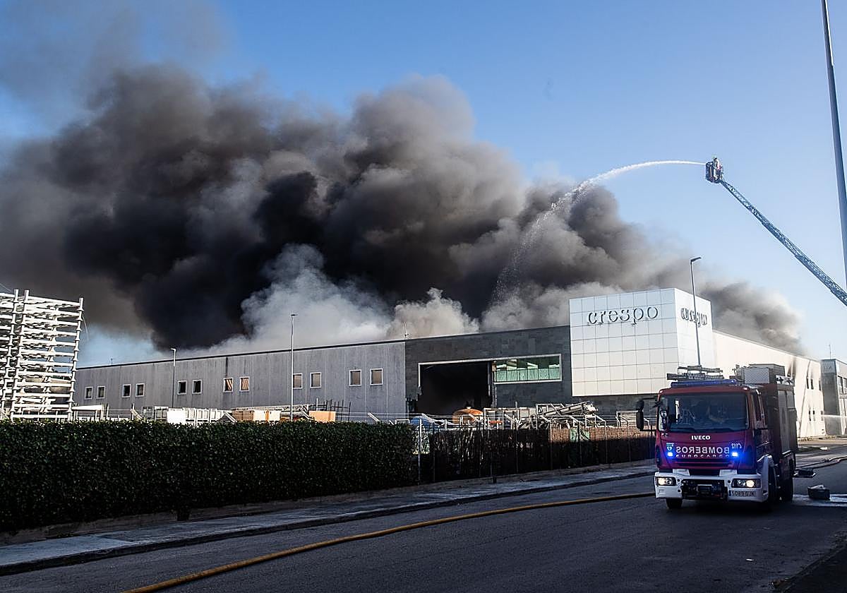 El fuego reduce a escombros la nave de Conservas Crespo en Santoña