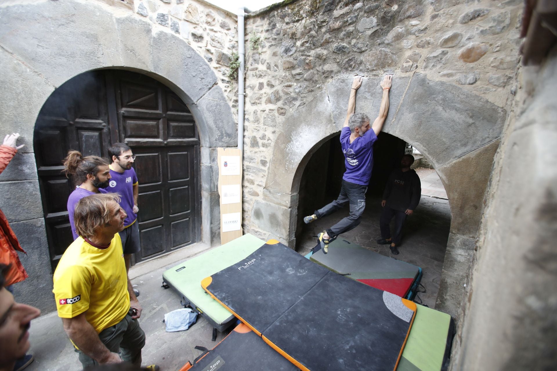 Un arco volvía a poner a prueba a los escaladores en otra de las localizaciones de la Copa Urbana.