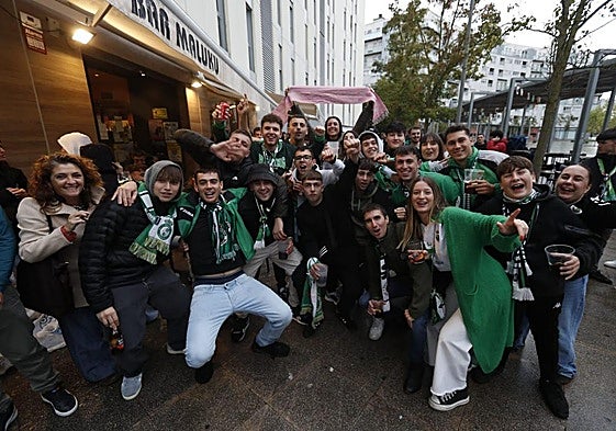 Aficionados racinguistas, en la Plaza Labastida.