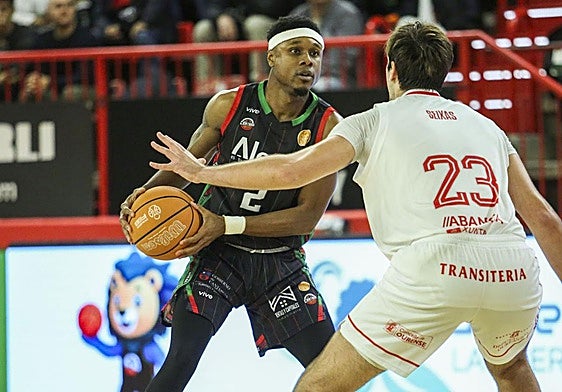Powell, del Alega, protege el balón ante Saraiva, del Ourense, en el Vicente Trueba