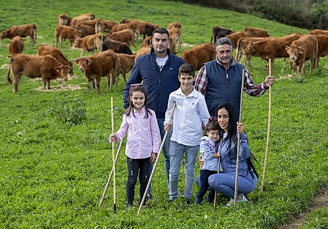 Arriba: Dionisio del Río y Robustiano Fernández. Abajo: Saray del Río, Iván del Río, Daniela Ruiz y Rosa María del Río.