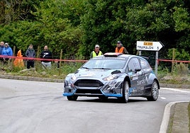 Surhayen Pernía afrontando el cruce de Tramalón con su Ford Fiesta