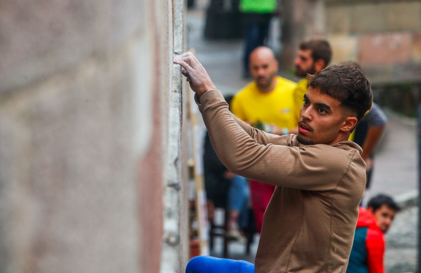 La concentración es máxima en busca del siguiente punto en el que agarrarse.