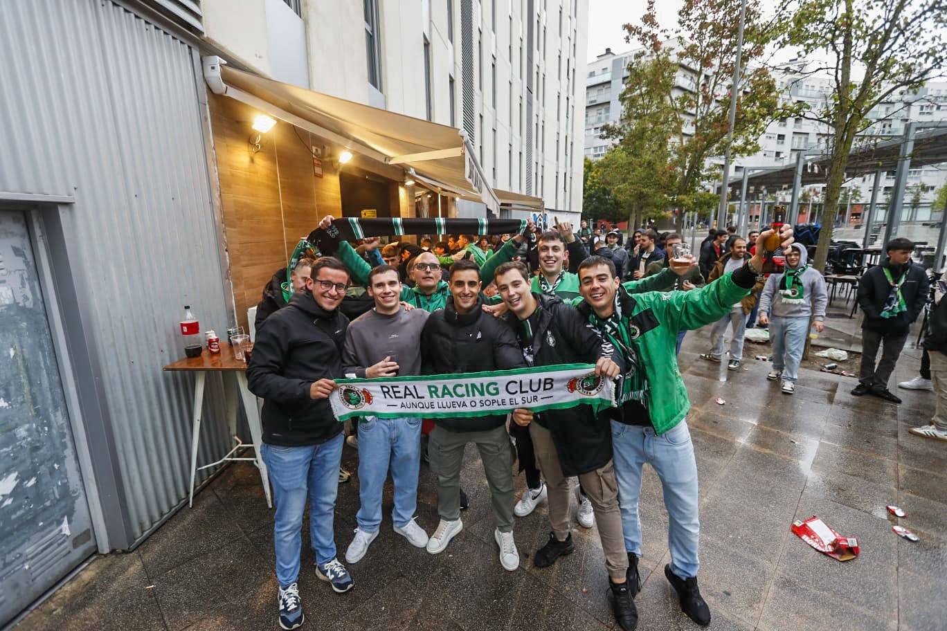 Varios racinguistas posan con la bufanda del Racing horas antes del encuentro