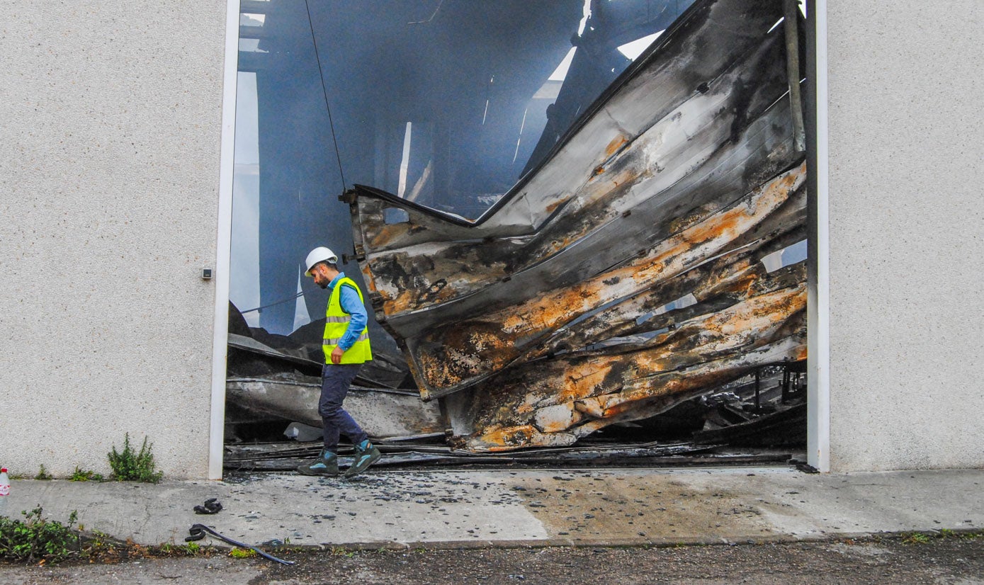 La puerta se ha doblado por el calor, casi fundido.