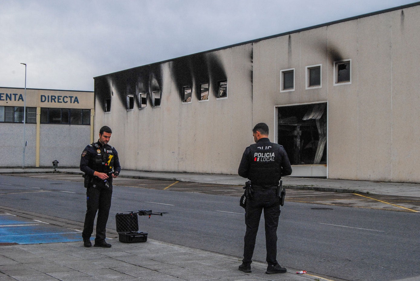 Dos policias con drones investigan lo ocurrido