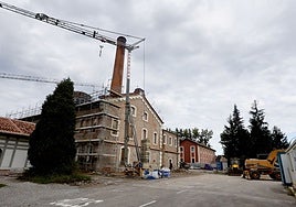 Obras del complejo de La Lechera para su transformación en un gran centro cultural, en Torrelavega.
