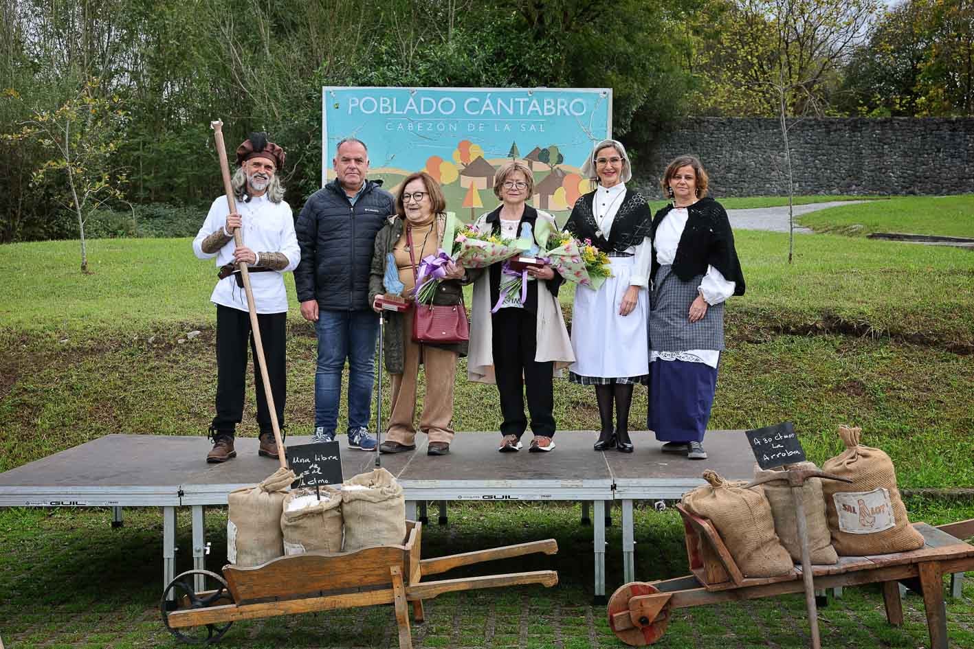 El alcalde de Cabezón, segundo por la derecha, junto a dos de las mujeres homenajeadas, una concejal y la responsable de la oficina de turismo