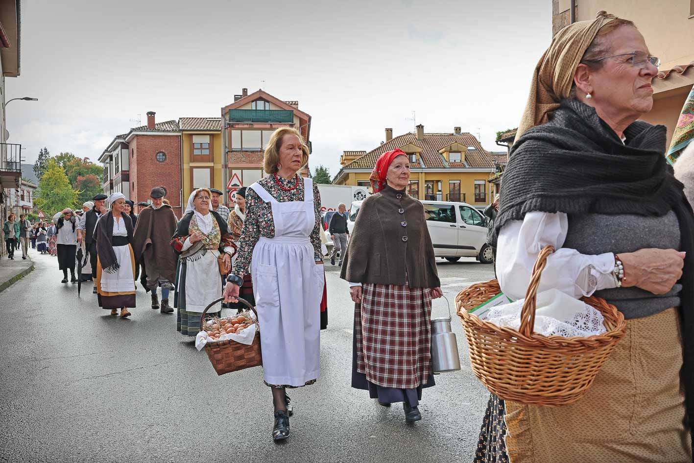 En el desfile no faltaron las cestas de mimbre que portaban las mujeres del campo