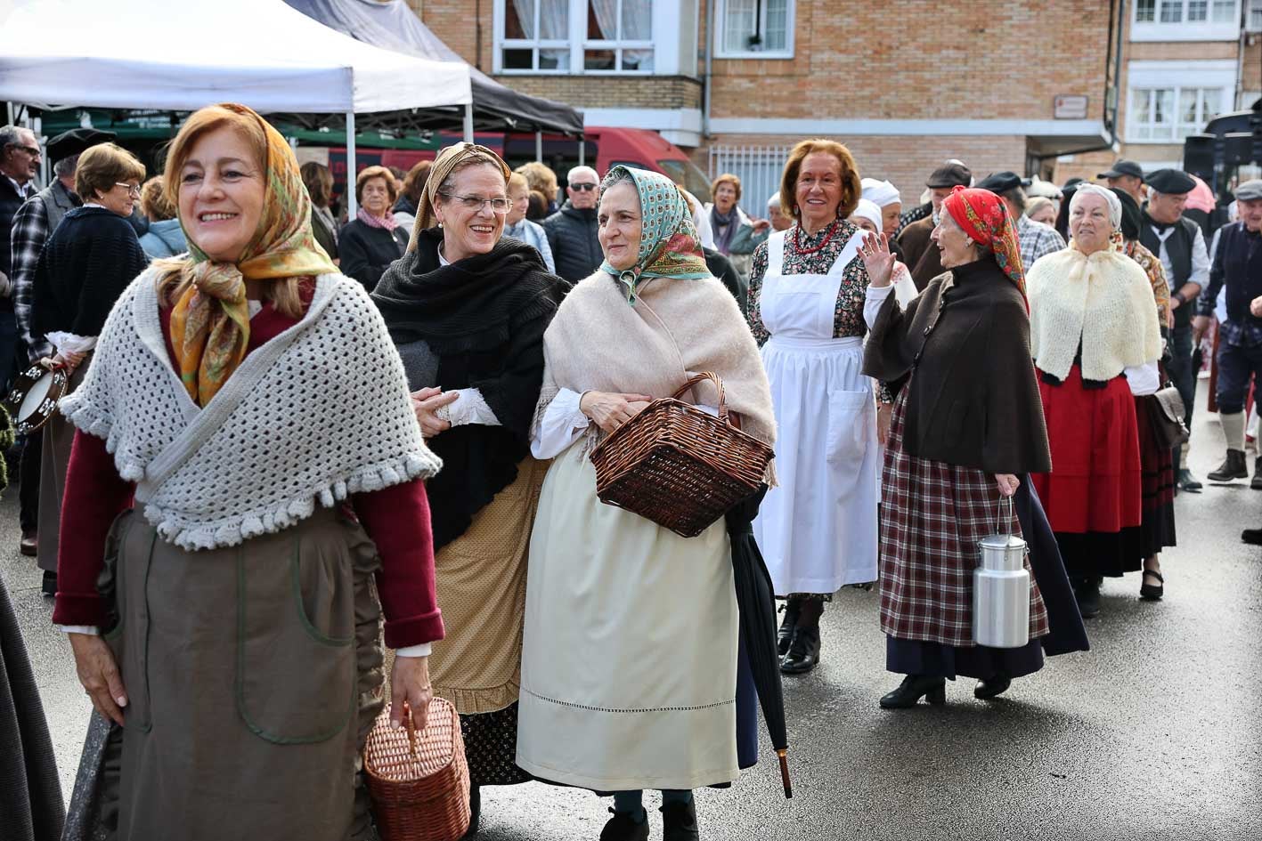 Un grupo de mujeres ataviadas de época disfrutan y ambientan el mercado instalado en La Pesa