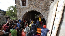 Una de las participantes en la final de la Copa Urbana de escalada en Potes.