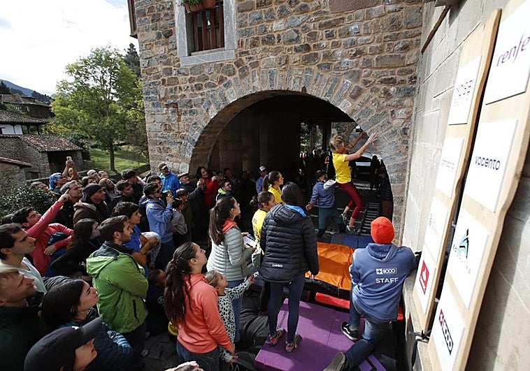 Una de las participantes en la final de la Copa Urbana de escalada en Potes.
