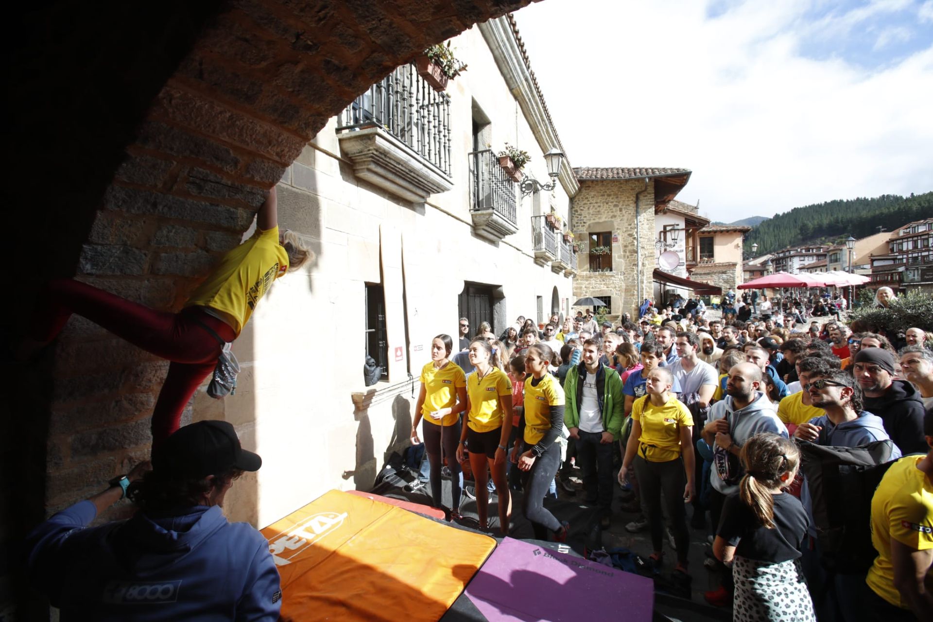 El sol comenzó a brillar con fuerza en Potes y eso hizo que mucho público presenciase las finales de la Copa Urbana.