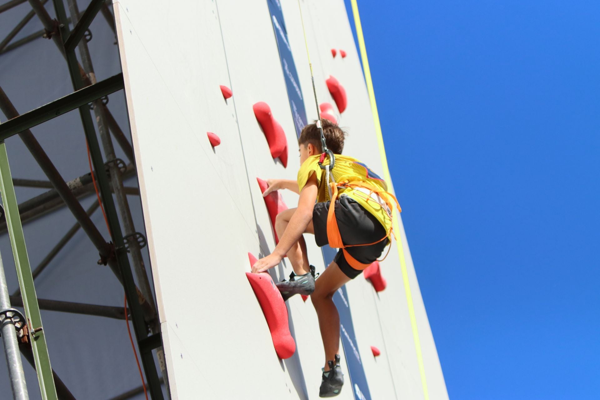 Un competidor sub-15, en plena subida.