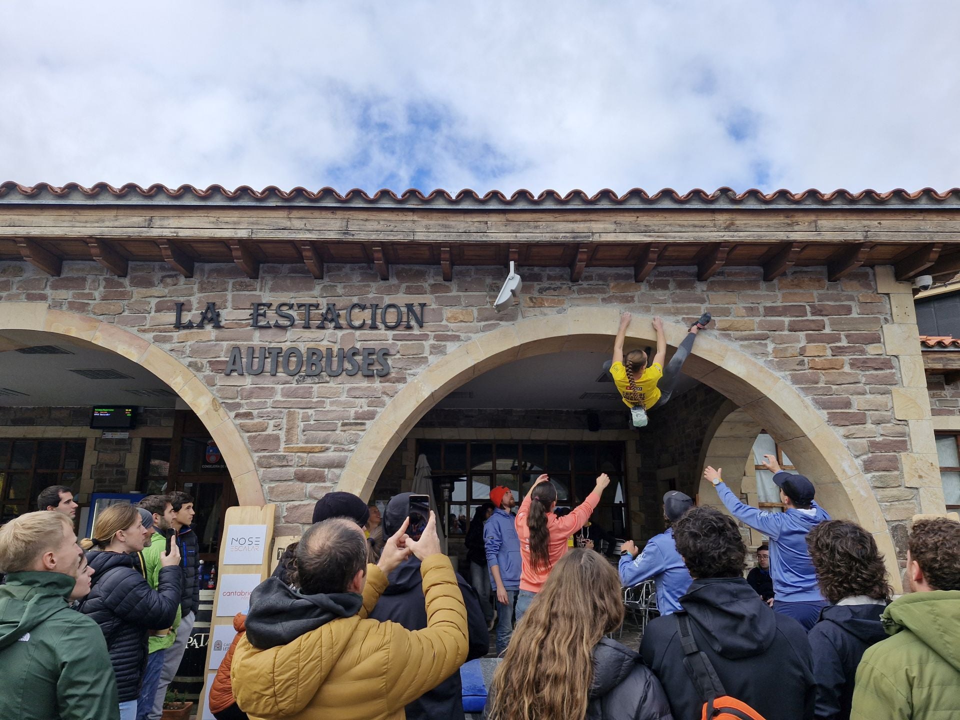 Un arco en la fachada del restaurante La Estación servía de primer punto para la final femenina de la Copa Urbana.