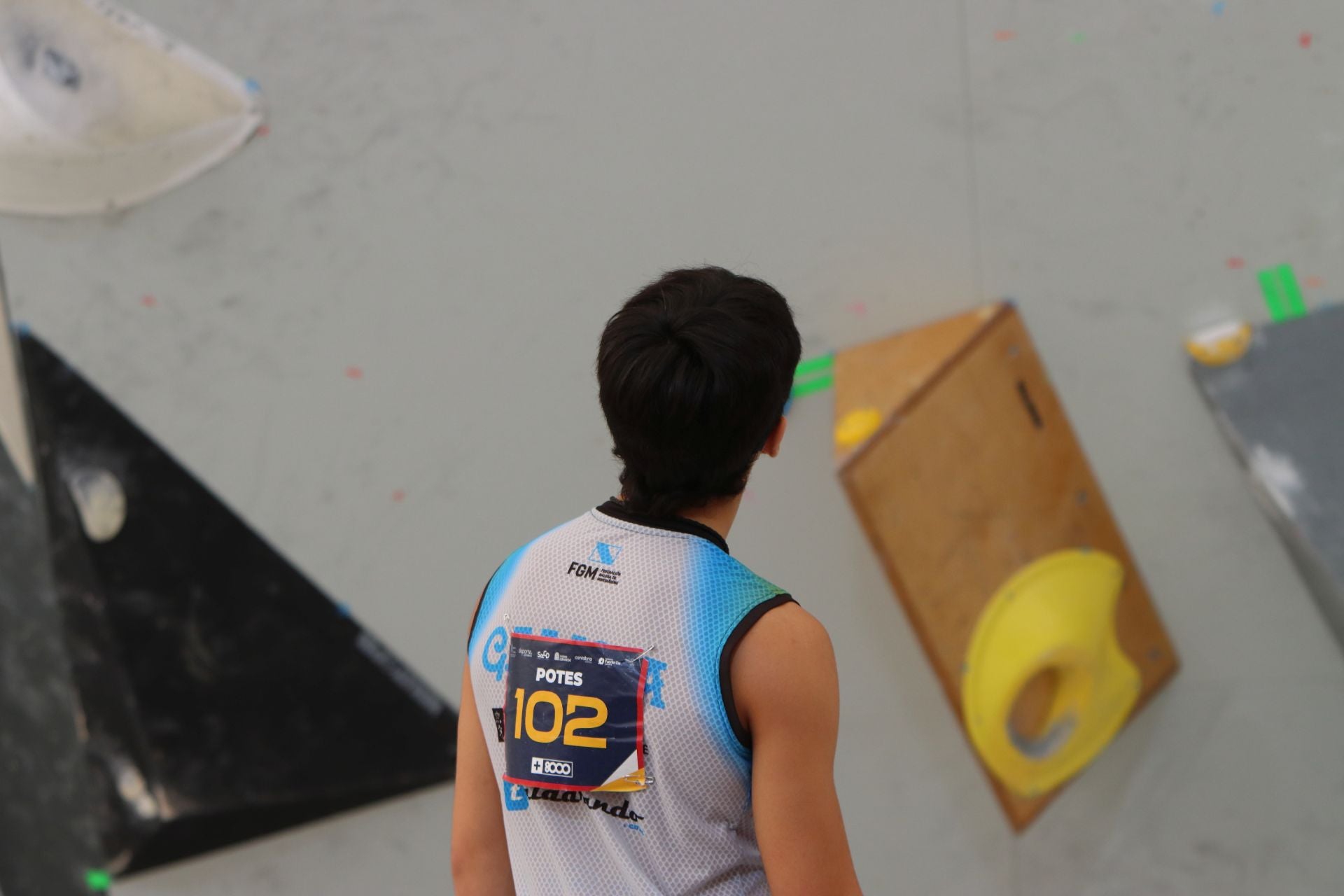 Unos instantes de concentración para tratar de encontrar el camino hacia la cima de la pared.