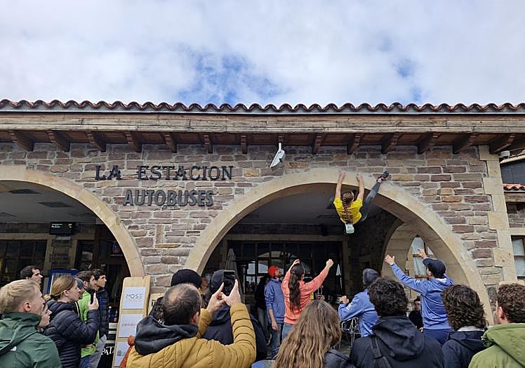 Una de las participantes en la final de la Copa Urbana de escalada.