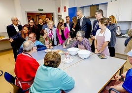 Buruaga charla con los usuarios del centro junto a la presidenta de la Fundación Asilo, el alcalde y la consejera de Inclusión Social.