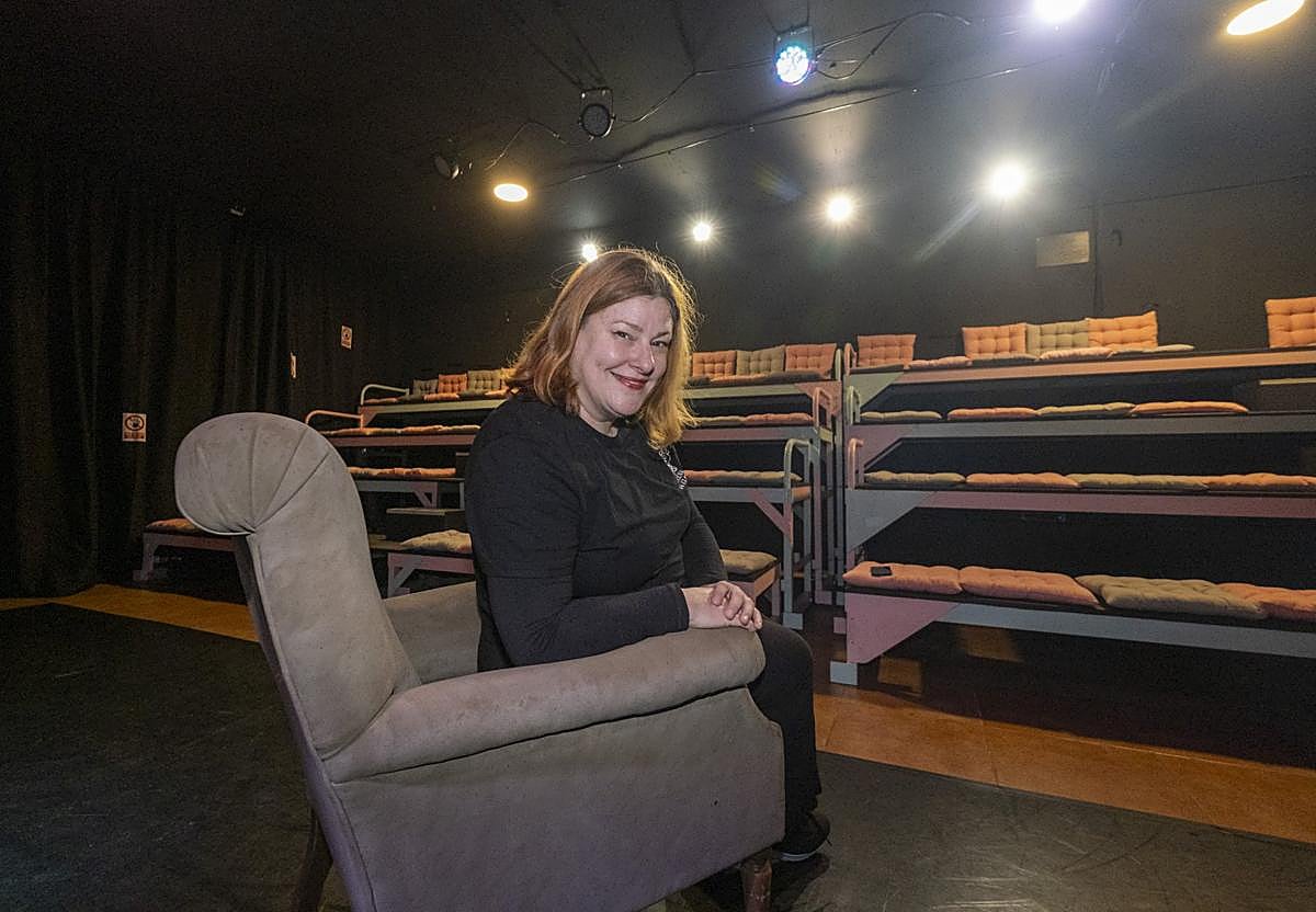 La actriz Nuria Gedack, en el escenario de su sala, frente a las gradas donde se sientan los espectadores.