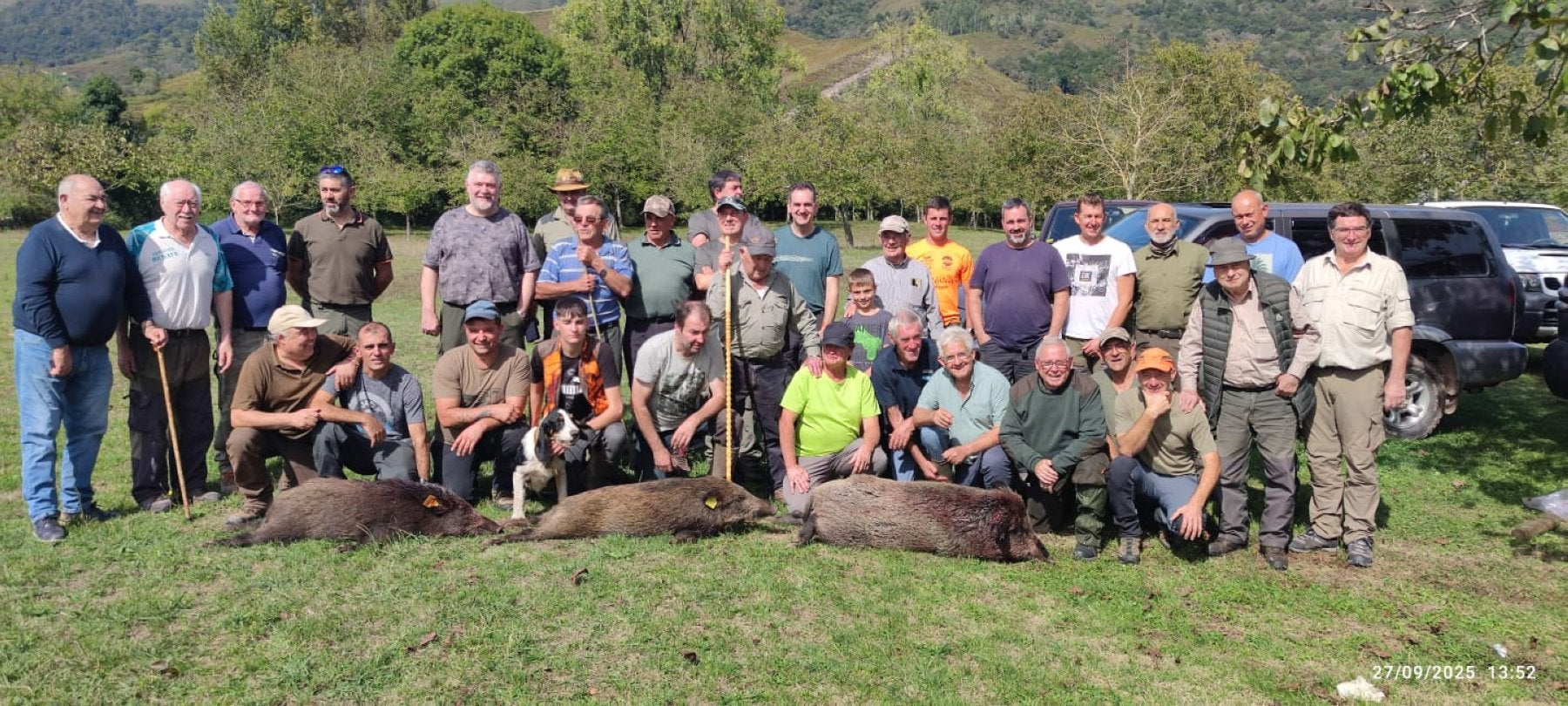 Cuadrilla número 4, dirigida por Eloy Martínez, con un pleno de tres jabalíes conseguido en Monte Aa en una batida reciente.