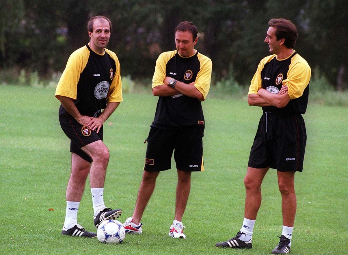 Ochotorena, en un entrenamiento con el Logroñés, junto a Rubén Marco y Nacho Martín