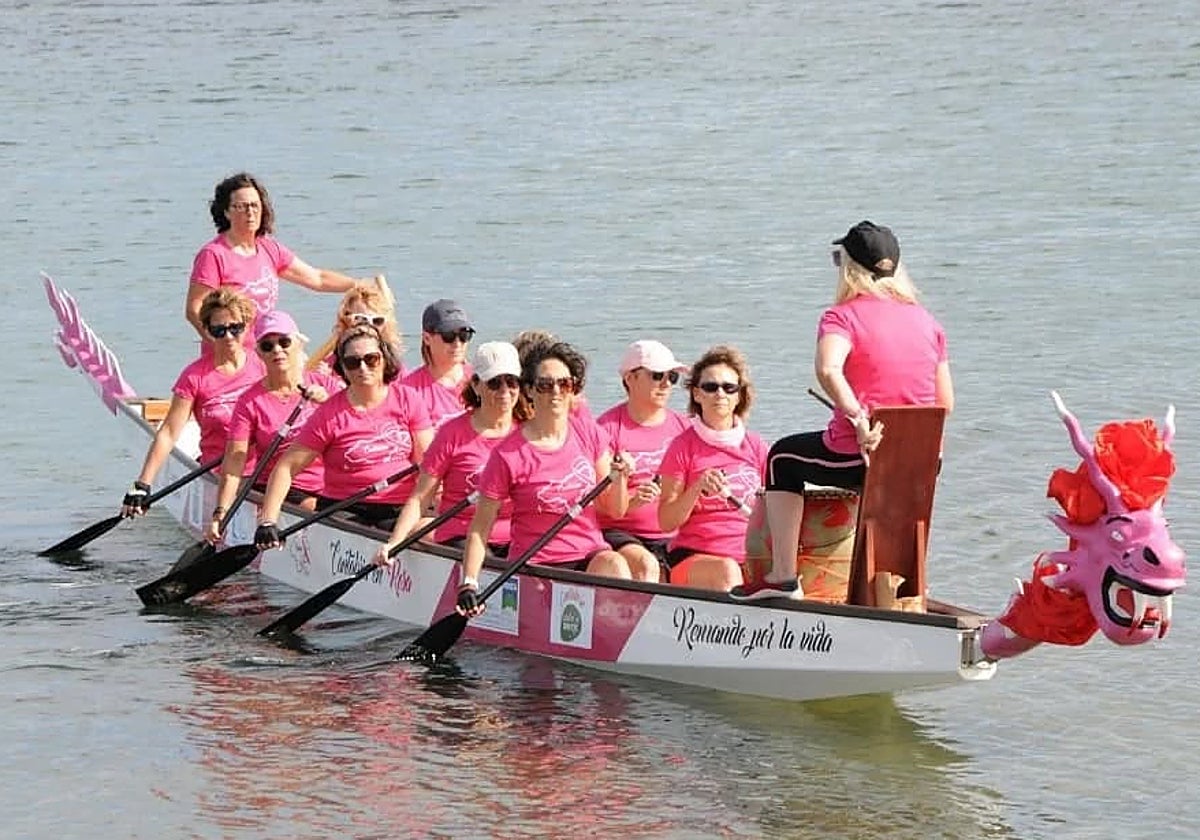 Barcon dragón con las remeras de Cantabria en Rosa.