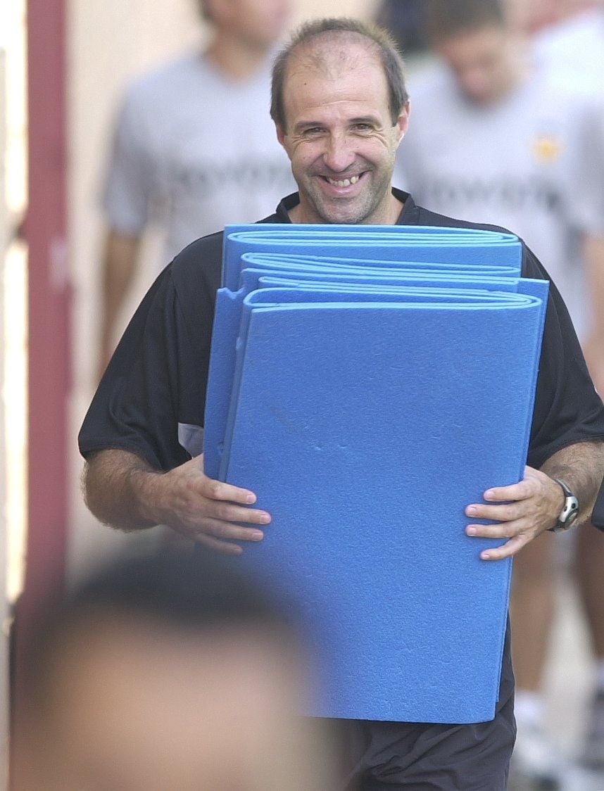 El guipuzcoano porta unas esterillas para su trabajo con los cancerberos