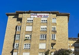 La pancarta colocada en el número siete de la calle Andrés del Río, en Puertochico.