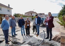 Visita del consejero, alcalde y concejales a las obras de Nestares.