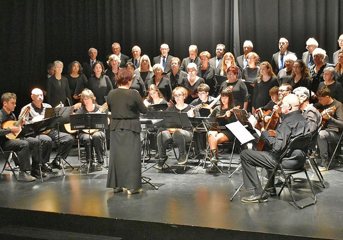 Las dos agrupaciones sobre el escenario bajo la batuta de Justi Echevarría.