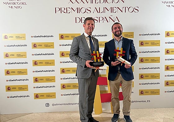 Jesús Gómez, CEO del Grupo Consorcio y César Campo, de Quesería Javier Campo con sus premios Alimentos de España a la internacionalización y al mejor queso azul.