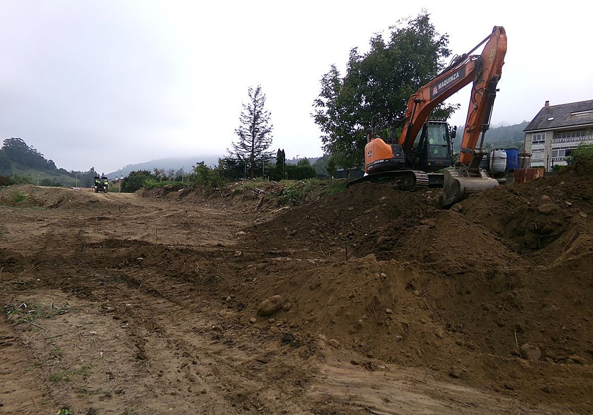 Una pala excavadora trabaja en una de las motas previstas en el proyecto.