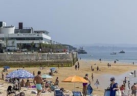 Playa de La Fenómeno., cerca del Museo Marítimo