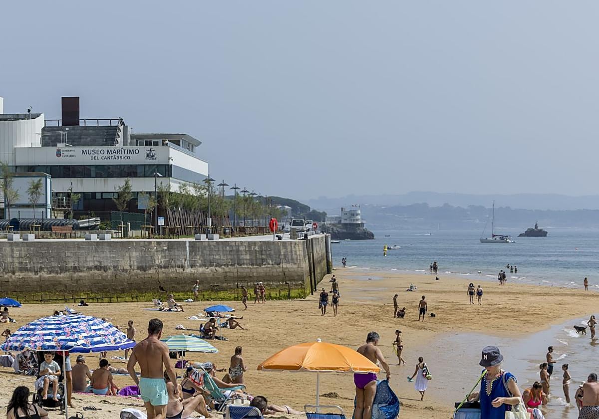 Playa de La Fenómeno., cerca del Museo Marítimo