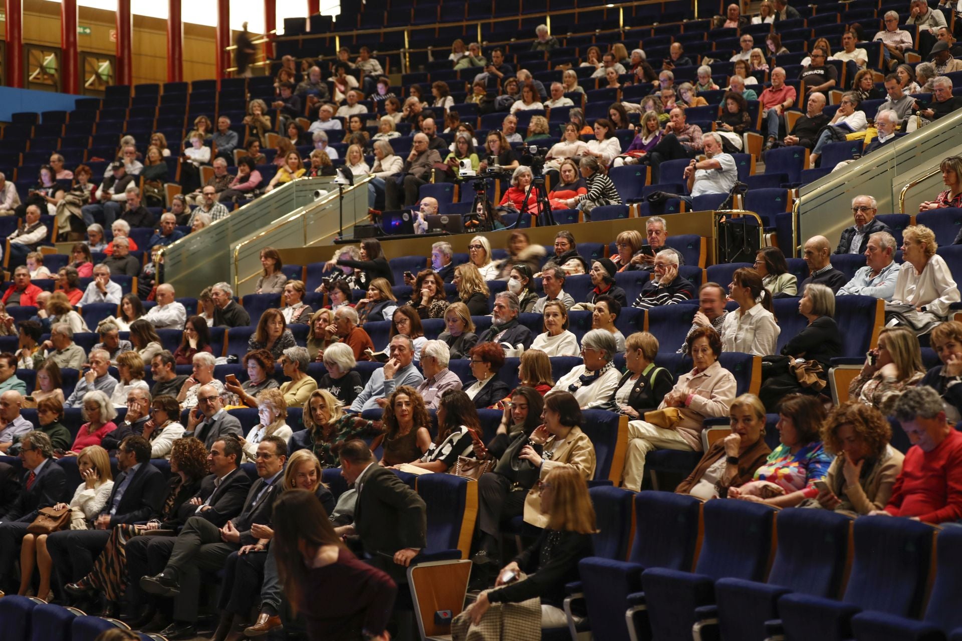 Asistentes a la gala celebrada ayer en el Palacio de Festivales. La mayoría eran voluntarios de Cohorte Cantabria.