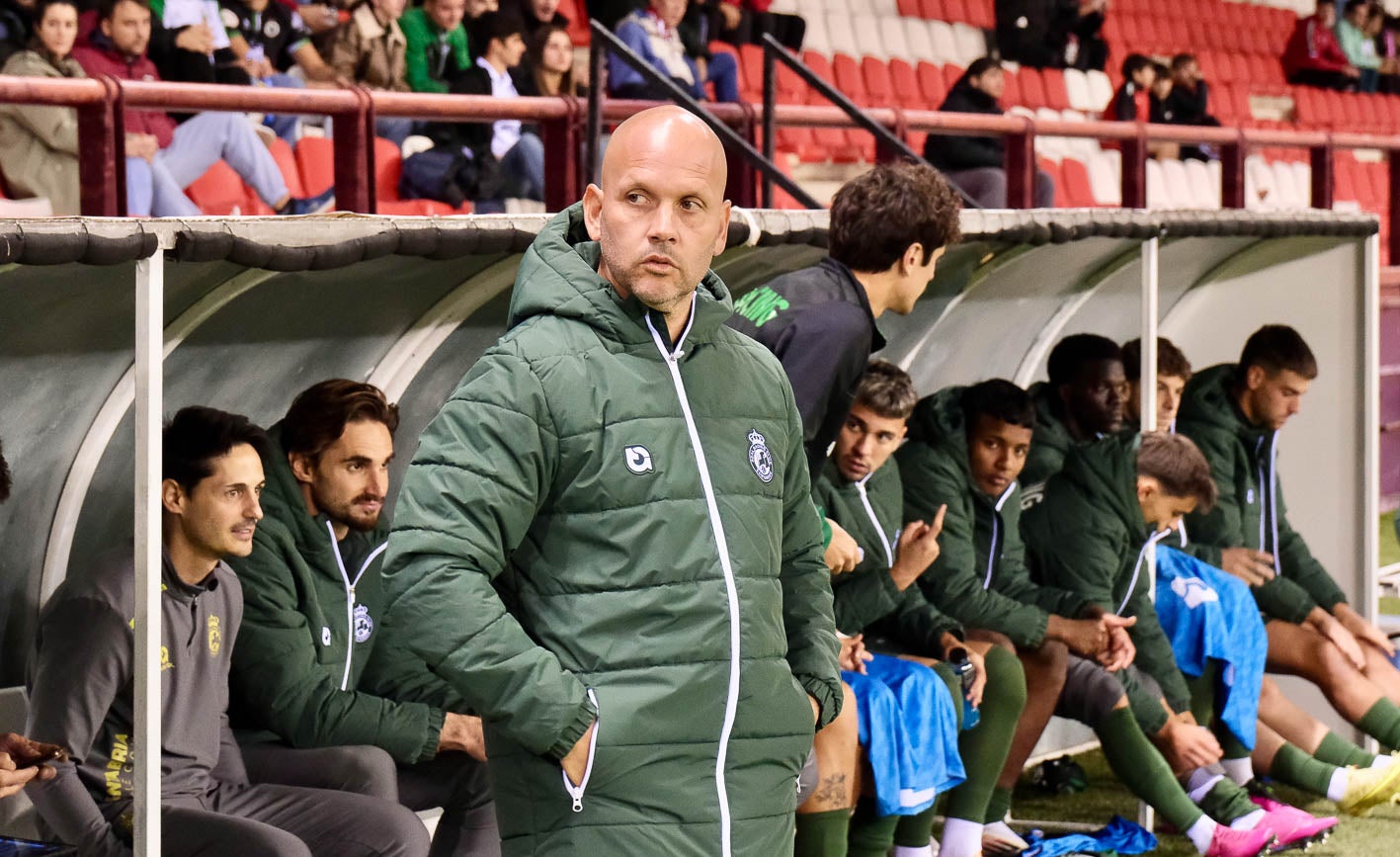 José Alberto, pensativo, antes del encuentro.