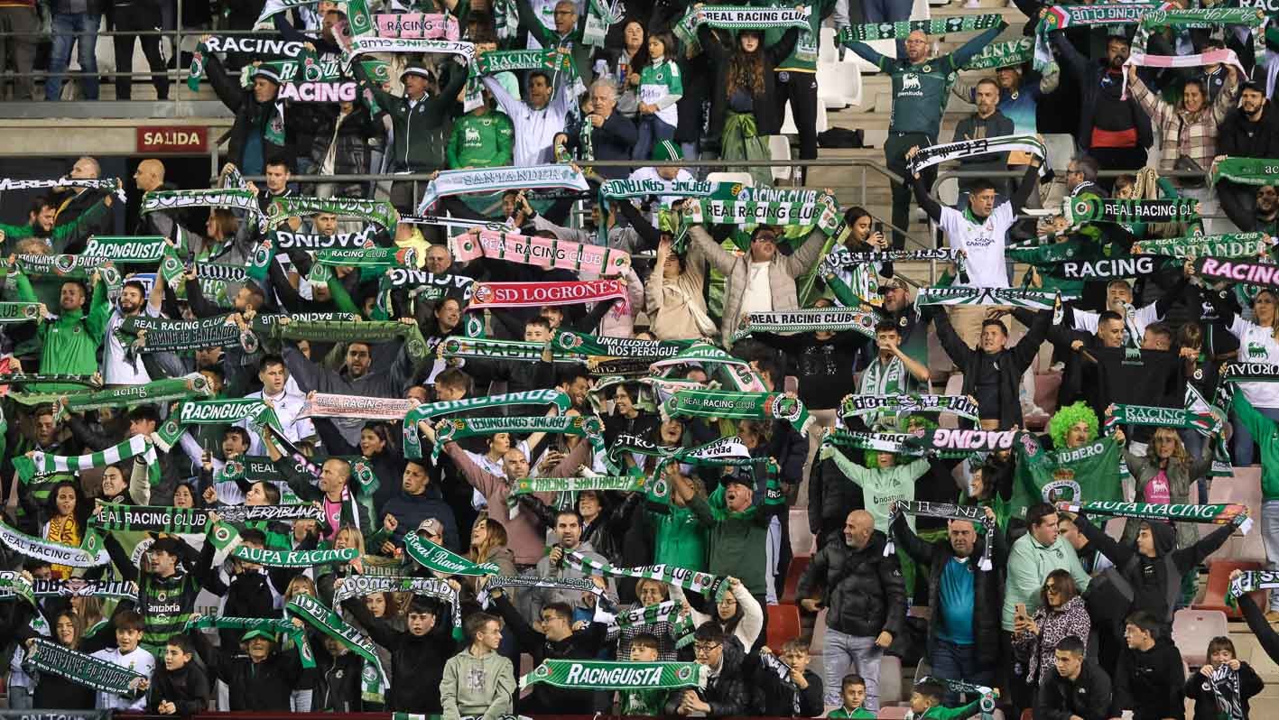 La afición verdiblanca anima a su equipo en Las Gaunas.