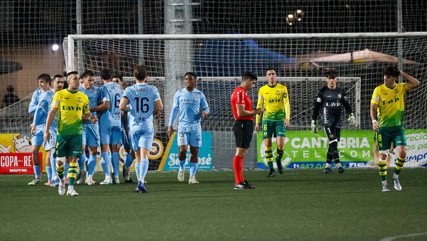 Los leoneses celebran uno de sus tres tantos en Santa Ana.