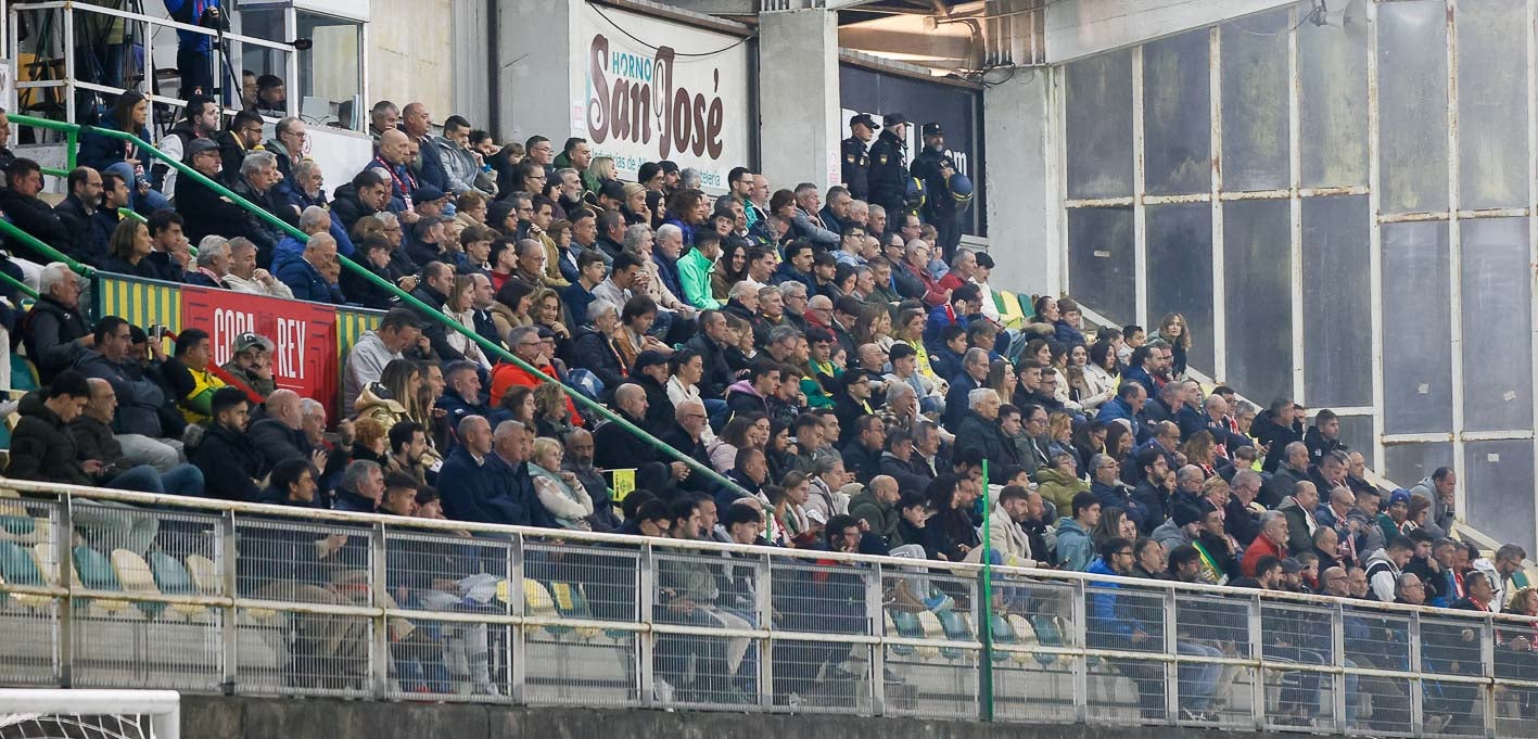 La grada observa expectante el duelo copero ante la Cultural.